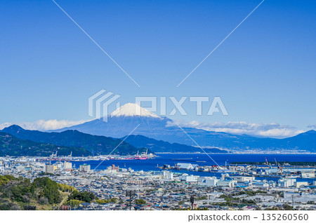 從靜岡縣日本平眺駿河灣和富士山 從靜岡縣日本平眺駿河灣和富士山 135260560