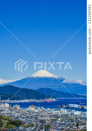 從靜岡縣日本平眺駿河灣和富士山 從靜岡縣日本平眺駿河灣和富士山 135260561