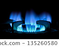 點燃的瓦斯爐的藍色火焰 135260580