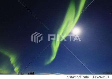 Full Moon and Aurora Full Moon and Aurora 135260591