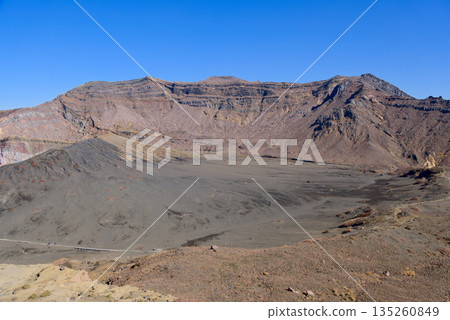 Mount Aso in Kumamoto Prefecture, with Sunasenrigahama Beach and Mount Nakadake, Mount Takadake, and Mount Minamidake seen from the shoulder of Mount Sarayama 135260849
