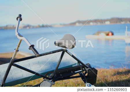 騎自行車，享受湖邊的寧靜時光 135260903