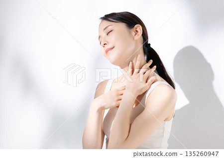 做身體護理的女性 做身體護理的女性 135260947