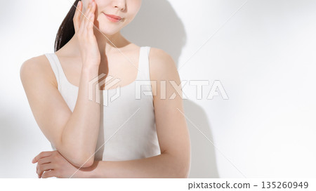 做身體護理的女性 做身體護理的女性 135260949