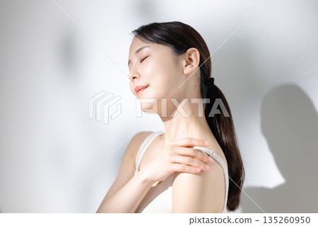 做身體護理的女性 135260950