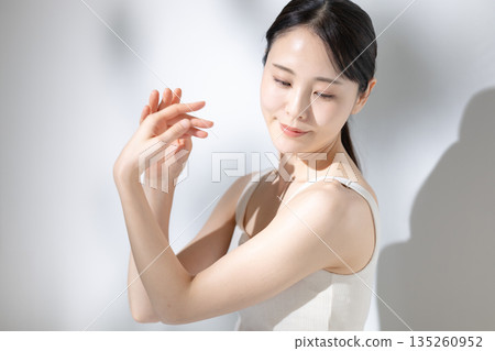 Women who do body care Women who do body care 135260952