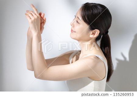Women who do body care Women who do body care 135260953
