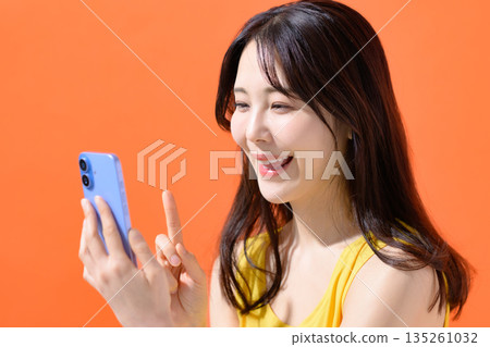 有智慧型手機的女人 135261032