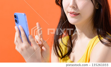 Woman holding a smartphone 135261033