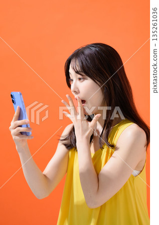 有智慧型手機的女人 有智慧型手機的女人 135261036