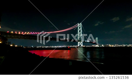 明石海峽大橋亮起了紅燈 135261536