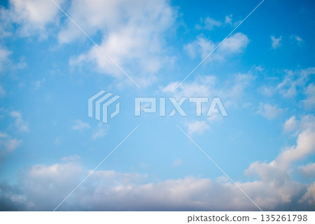 藍天和雲彩 135261798