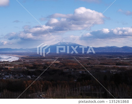 從網走市天斗山展望台眺望，可以看到舍里山和一串串白雲 135261868
