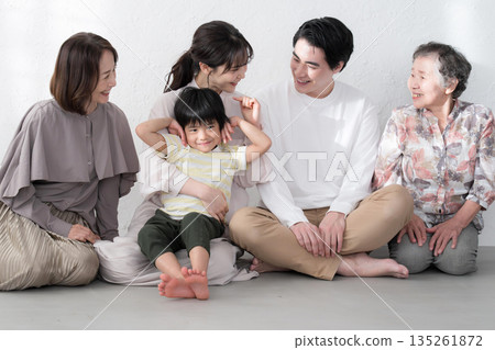 一張四代同堂的家庭合照：祖母、母親、子女、孫子女和全家人在一起。 135261872