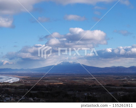 從網走市天斗山展望台眺望，可以看到舍里山和一串串白雲 135261911