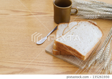 山形麵包、咖啡和麥穗 山形麵包、咖啡和麥穗 135261930