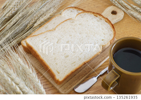 山形麵包、咖啡和麥穗 山形麵包、咖啡和麥穗 135261935