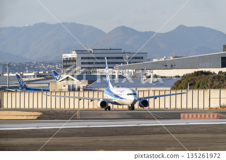 傍晚的大阪機場（伊丹機場）。滑行中的飛機。大阪府豐中市。 135261972