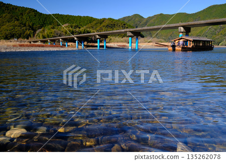 高知縣:四萬十川流域水質清澈,是自然資源豐富與人類生活和諧共存的地方。 高知縣:四萬十川流域水質清澈,是自然資源豐富與人類生活和諧共存的地方。 135262078
