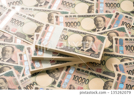 背景是一疊疊的10000日元鈔票 背景是一疊疊的10000日元鈔票 135262079