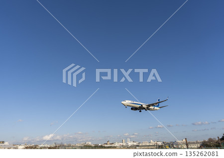 傍晚的大阪機場（伊丹機場）。一架飛機正在降落。大阪府豐中市。 135262081