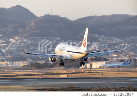 傍晚的大阪機場(伊丹機場)。一架飛機正在降落。大阪府豐中市。 傍晚的大阪機場(伊丹機場)。一架飛機正在降落。大阪府豐中市。 135262094
