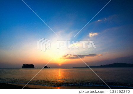 Morning sun over Taijima Island, Kowloon Island, off the coast of Kozagawa [Kushimoto Town, Higashimuro District, Wakayama Prefecture] 135262270