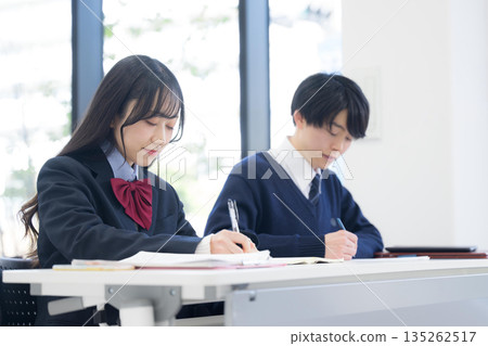 日本高中生在學校和補習學校參加模擬考試 135262517
