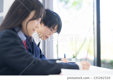 日本高中生在學校和補習學校參加模擬考試 135262520