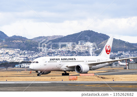 冬季的大阪機場(伊丹機場)-飛機滑行,大阪府豐中市 冬季的大阪機場(伊丹機場)-飛機滑行,大阪府豐中市 135262682