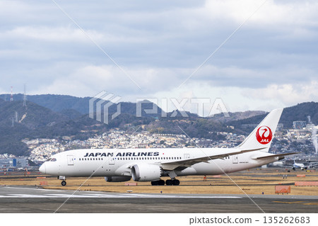 冬季的大阪機場（伊丹機場）－飛機滑行，大阪府豐中市 135262683