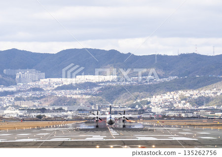 冬季大阪機場（伊丹機場）飛機從大阪府豐中市起飛 135262756