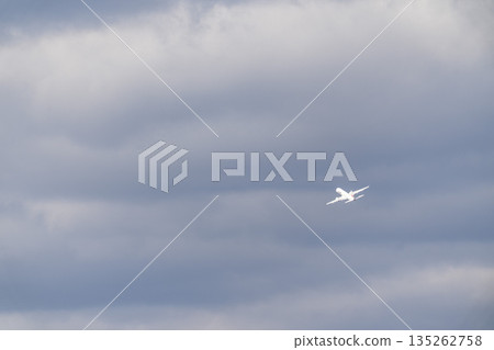 冬季大阪機場(伊丹機場)飛機從大阪府豐中市起飛 冬季大阪機場(伊丹機場)飛機從大阪府豐中市起飛 135262758