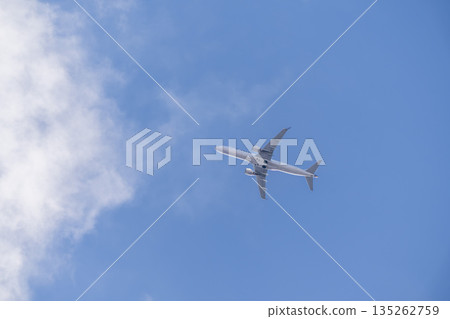 冬季大阪機場(伊丹機場)飛機從大阪府豐中市起飛 冬季大阪機場(伊丹機場)飛機從大阪府豐中市起飛 135262759