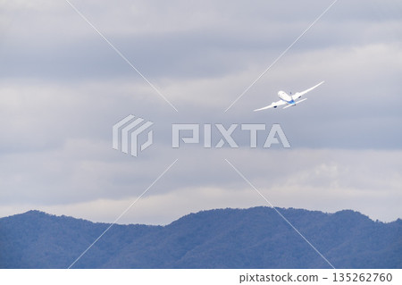 冬季大阪機場(伊丹機場)飛機從大阪府豐中市起飛 冬季大阪機場(伊丹機場)飛機從大阪府豐中市起飛 135262760