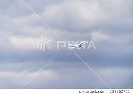 冬季大阪機場（伊丹機場）飛機從大阪府豐中市起飛 135262761
