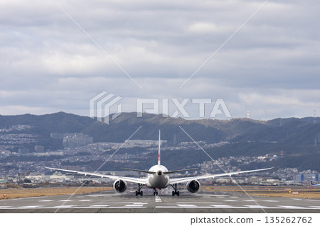 冬季大阪機場（伊丹機場）飛機從大阪府豐中市起飛 135262762