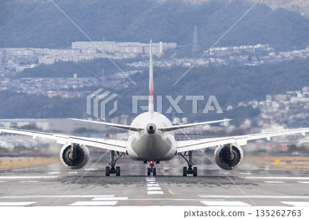 冬季大阪機場(伊丹機場)飛機從大阪府豐中市起飛 冬季大阪機場(伊丹機場)飛機從大阪府豐中市起飛 135262763
