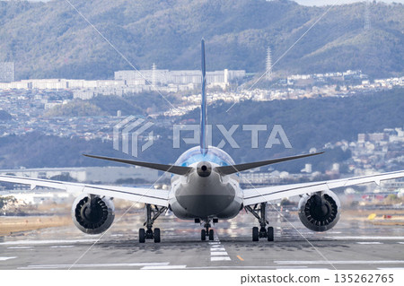 冬季大阪機場(伊丹機場)飛機從大阪府豐中市起飛 冬季大阪機場(伊丹機場)飛機從大阪府豐中市起飛 135262765