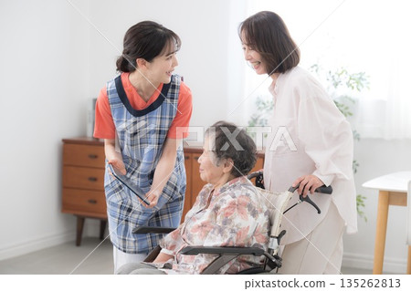 Nurses visiting in the image of day care services for home care or visiting care 135262813