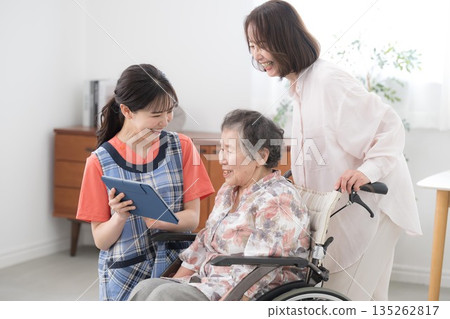 Nurses visiting in the image of day care services for home care or visiting care Nurses visiting in the image of day care services for home care or visiting care 135262817