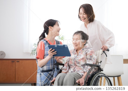 Nurses visiting in the image of day care services for home care or visiting care Nurses visiting in the image of day care services for home care or visiting care 135262819