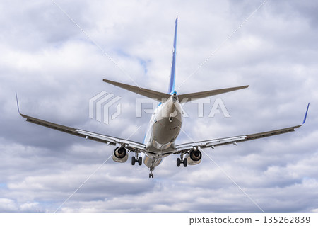 Winter Osaka Airport (Itami Airport) Landing plane Toyonaka City, Osaka Prefecture Winter Osaka Airport (Itami Airport) Landing plane Toyonaka City, Osaka Prefecture 135262839