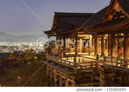 京都府京都市,音羽山冬景,清水寺正殿及京都市夜景 京都府京都市,音羽山冬景,清水寺正殿及京都市夜景 135263054