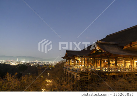 京都府京都市,音羽山冬景,清水寺正殿及京都市夜景 京都府京都市,音羽山冬景,清水寺正殿及京都市夜景 135263055