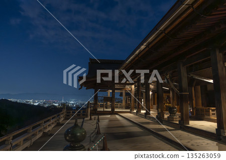京都府京都市,音羽山冬景,清水寺正殿及京都市夜景 京都府京都市,音羽山冬景,清水寺正殿及京都市夜景 135263059