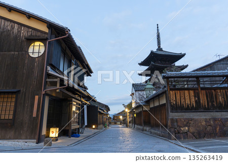 京都府京都市,冬日的法觀寺(八坂塔)與清晨的城市景觀 京都府京都市,冬日的法觀寺(八坂塔)與清晨的城市景觀 135263419