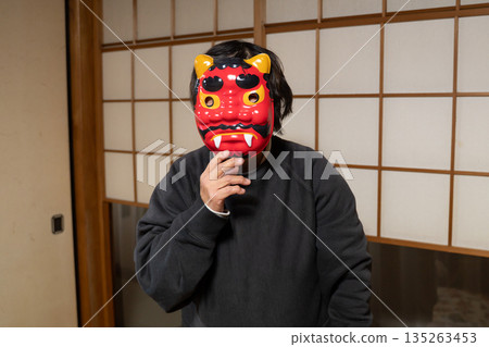 戴著惡魔面具的老人 戴著惡魔面具的老人 135263453