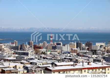 冬日北海道小樽市，從高處俯瞰小樽市全景，一月照片，雪景小樽，冬日小樽，冬日北海道，雪景，港口城市 135263754