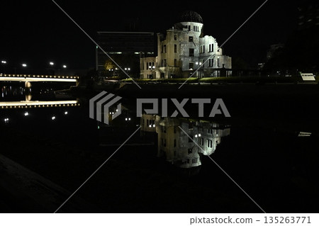 世界遺產原子彈爆炸圓頂屋倒映在河面上 135263771